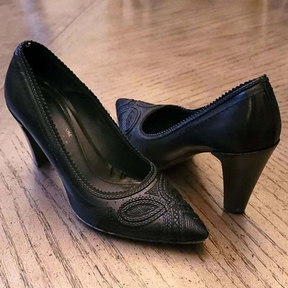 Kalliste black pumps size 37.5 or 7 🖤